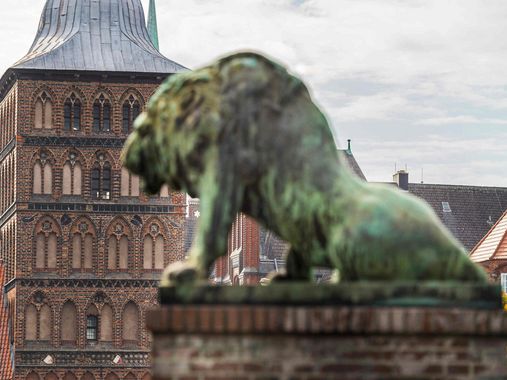 Lübecker Burgtor und die Löwenskulptur 
