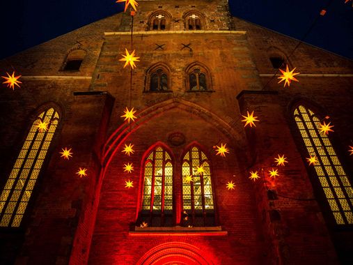Beleuchtete Fassade der St. Petri am Abend 