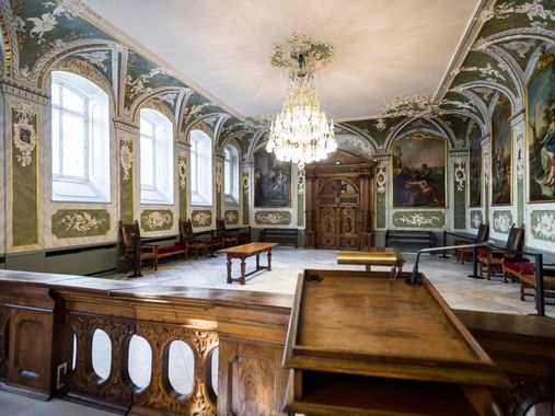 Audienzsaal mit Rednerpult im Lübecker Rathaus 