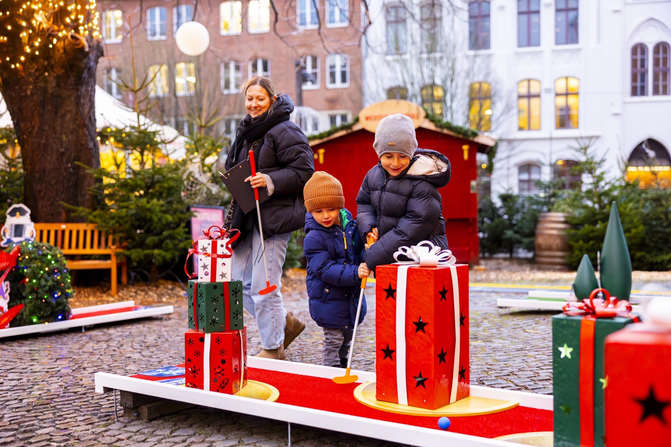 Eine Familie spielt Wichtelgolf im Wichtelwunderland.