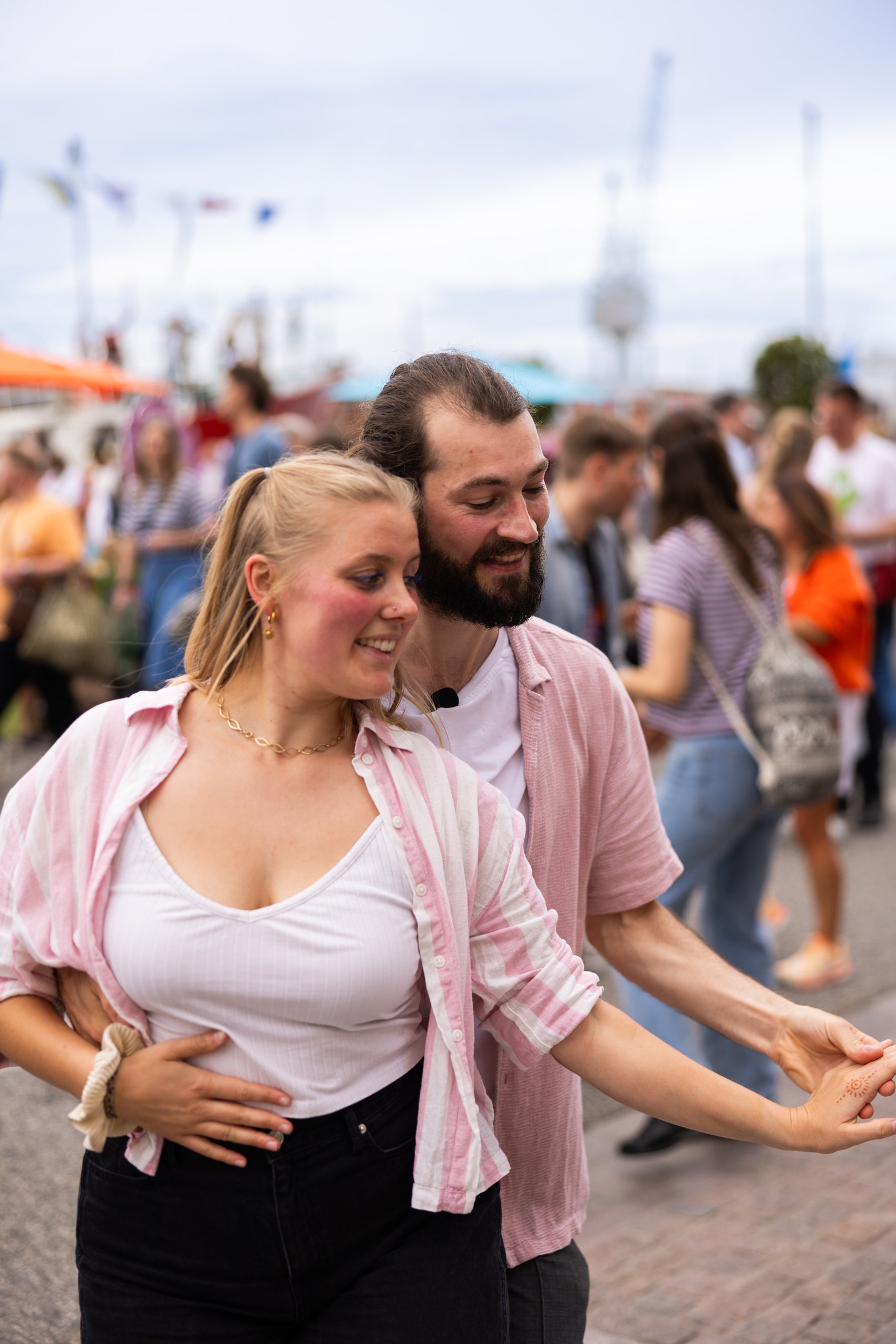 Junges Paar tanzt zwischen Festivalbesucherinnen und -besuchern am Lübecker Hafen.