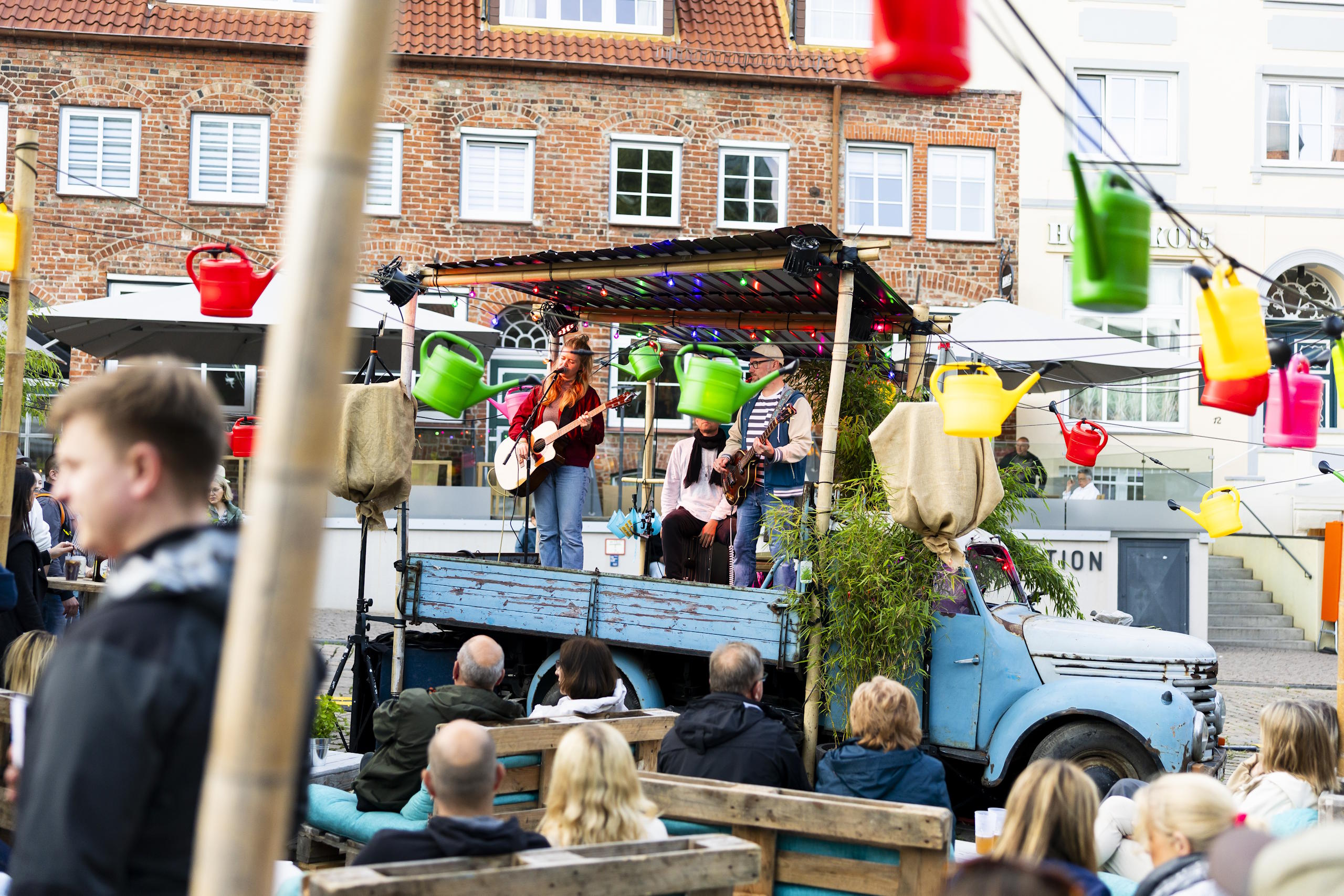 Live-Musik auf einer mobilen Bühne auf einem historischen Lastwagen beim HanseKulturFestival in Lübeck.