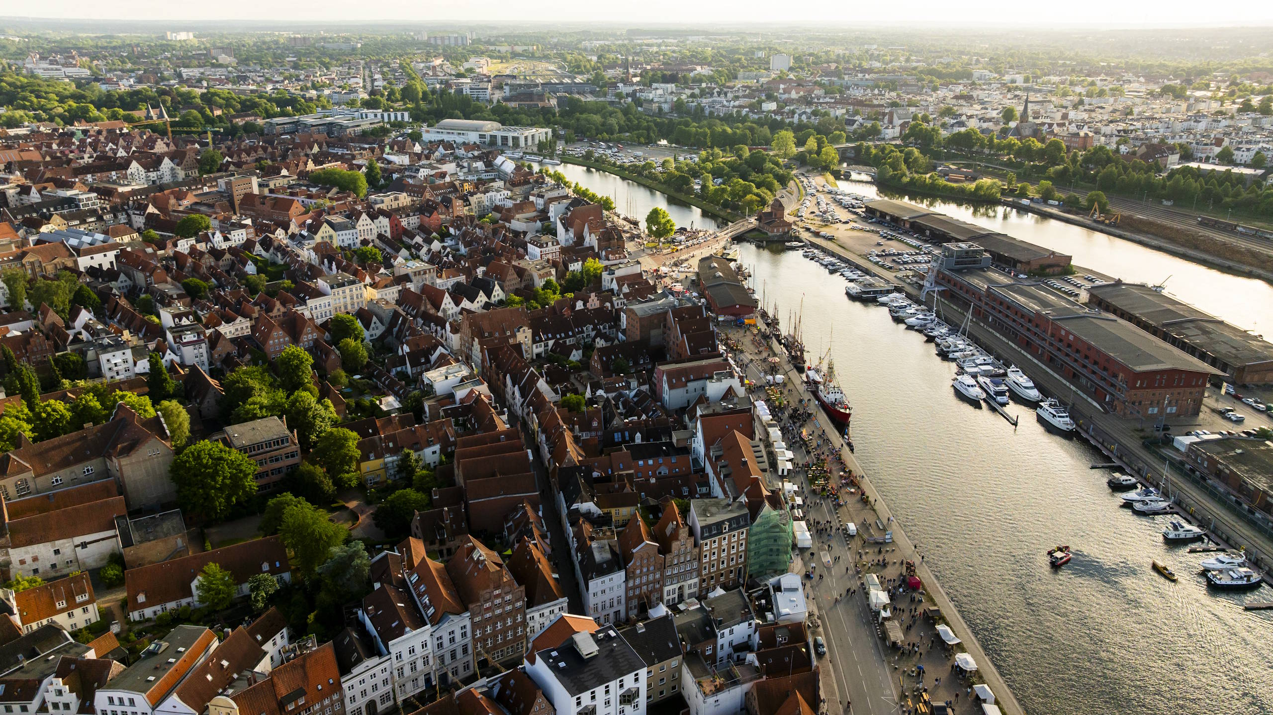 Luftaufnahme der Lübecker Altstadt und des Hafens während des HanseKulturFestivals.