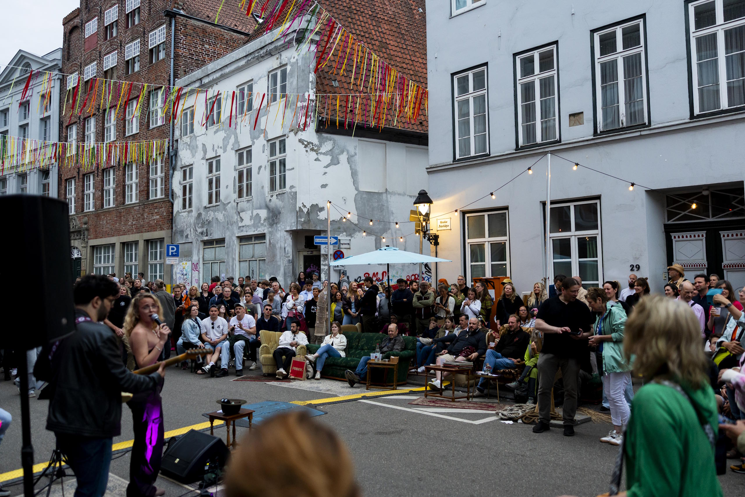 Konzert vor großem Publikum auf einem festlich gestalteten Platz in der Lübecker Altstadt.