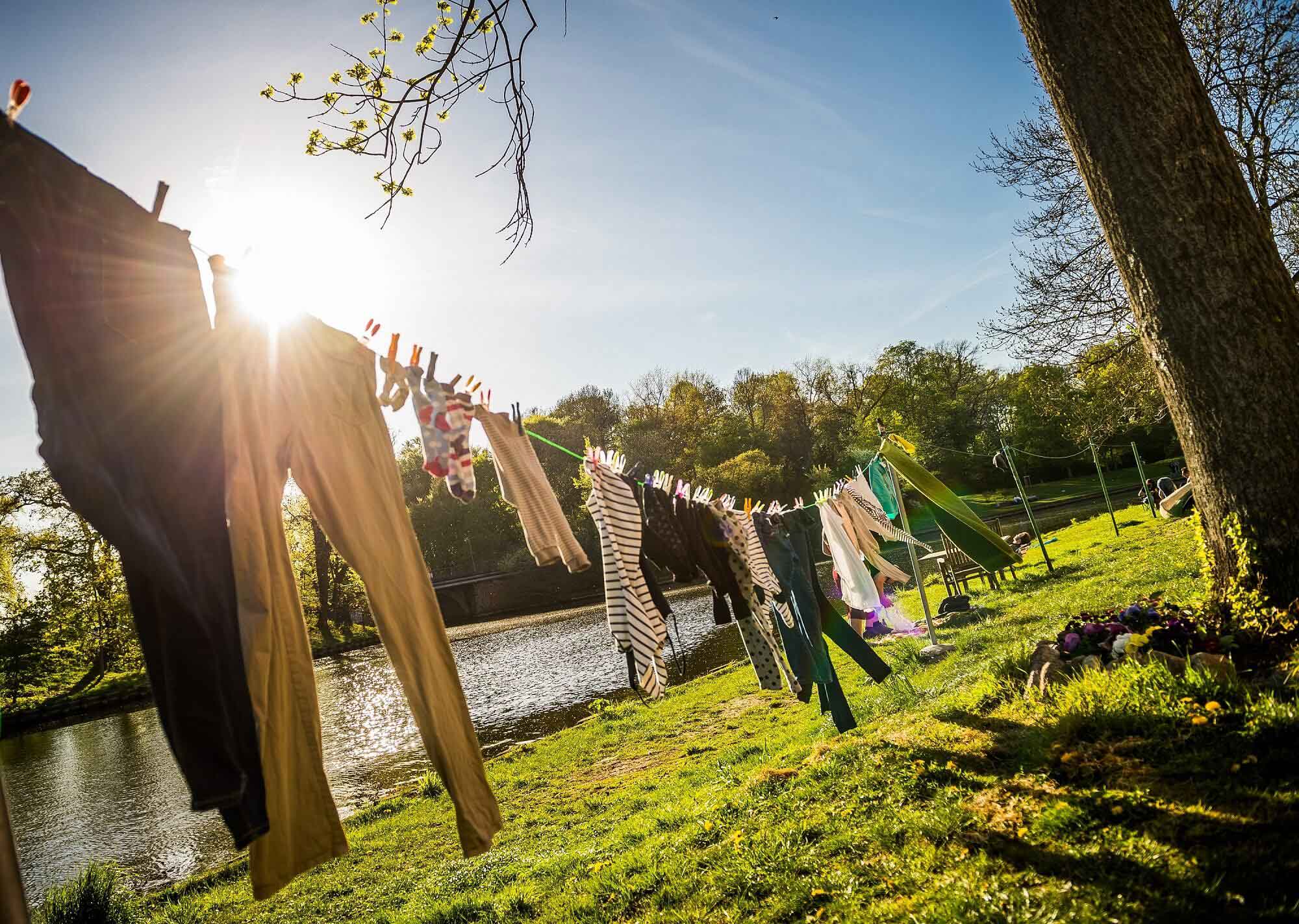 Wäscheleine mit Kleidungsstücken im Malerwinkel