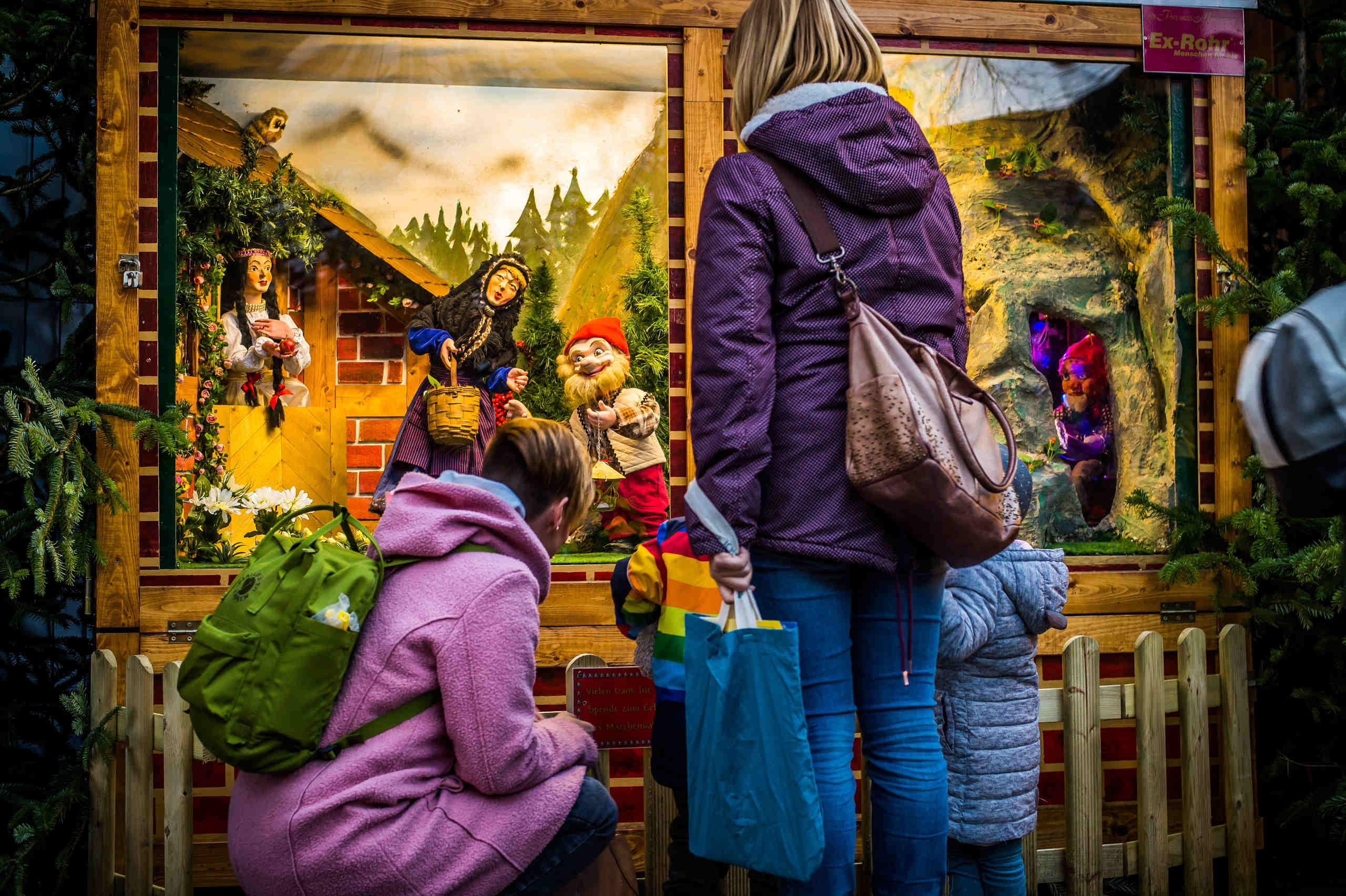 Familie schaut sich den Märchenwald an